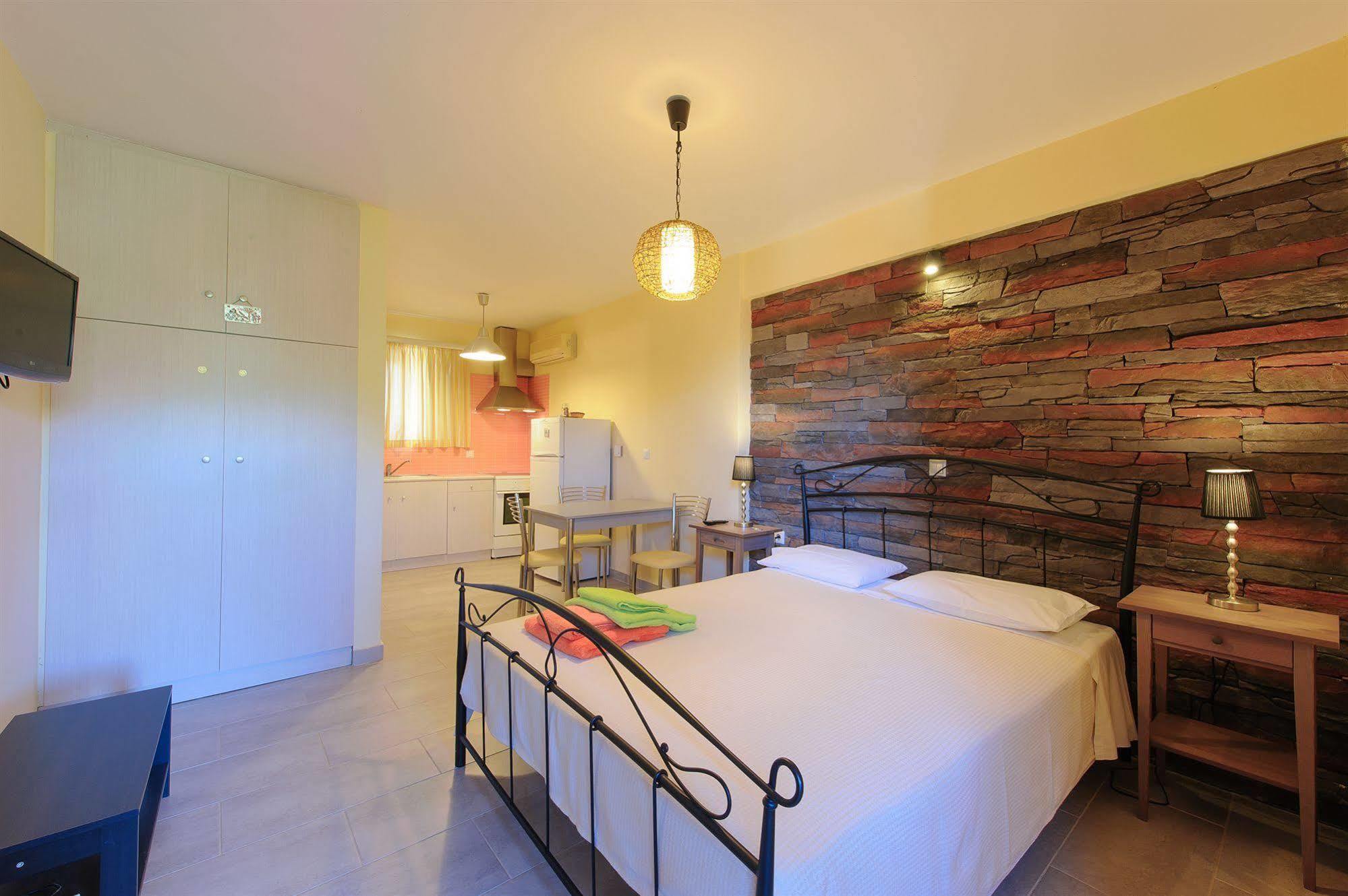 Holiday Rooms Otzias Экстерьер фото